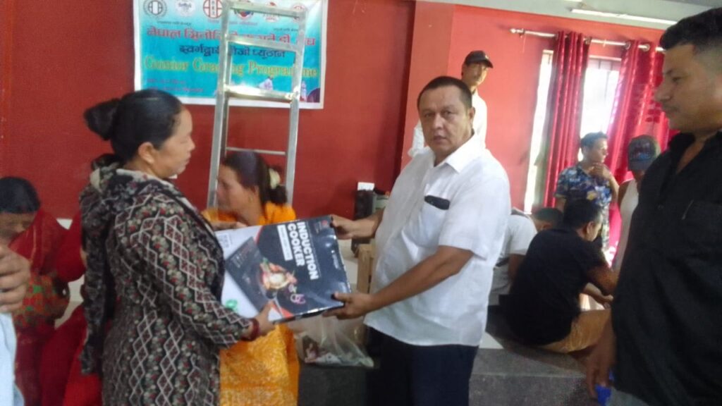 स्वर्गद्वारी नगरपालिकाद्वारा ११३३ विद्युतीय चुल्हो वितरण