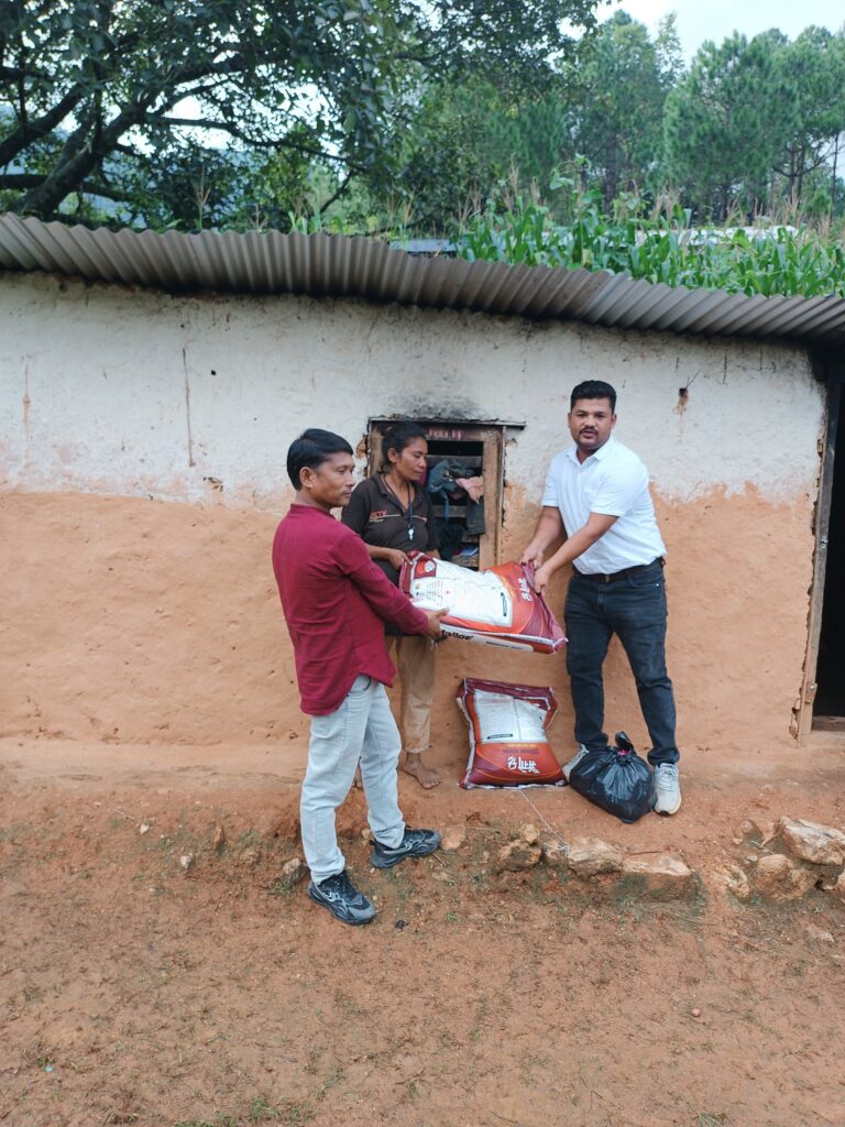 प्यूठान नगरपालिकाद्वारा विपन्न परिवारलाई खाद्यन्न सहयोग