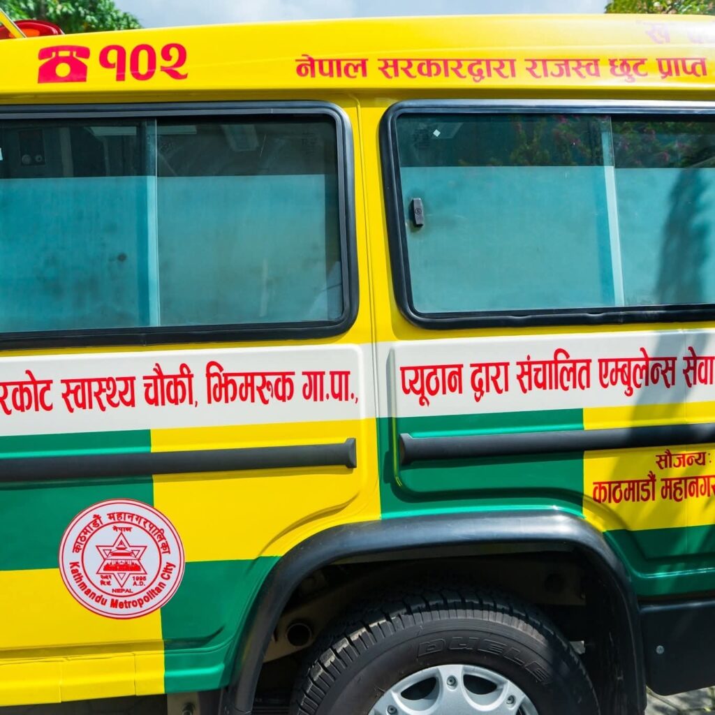 काठमाडौं महानगरपालिकाले प्यूठानको झिमरुक सहित ३५ गाउँपालिकालाई एम्बुलेन्स वितरण गर्दै