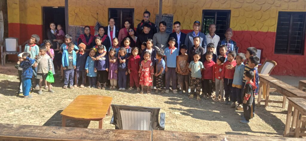 जन्मदिनको अवसरमा सुवेदीद्वारा शैक्षिक सामाग्री वितरण